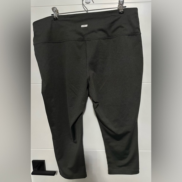 Athletic Works Women’s Dri-More Fitted Crop Leggings- Size XXL - Picture 2 of 6